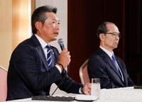 　プロ野球ソフトバンクの監督に就任し、記者会見する小久保氏。右は王球団会長