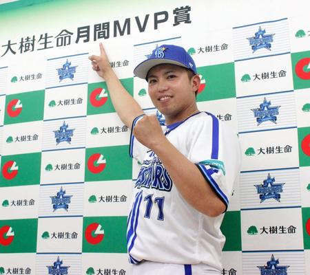 　月間ＭＶＰに選ばれ、ポーズをとる東