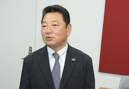 　「結論は当日の朝に出るかもしれない」と語る吉村編成本部長（撮影・佐藤厚）