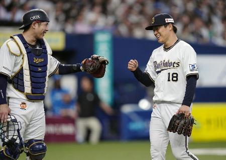 　若月捕手（左）と笑顔でタッチを交わすオリックス・山本＝２日、京セラドーム