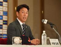 　代表を発表する井端弘和監督（撮影・佐々木彰尚）