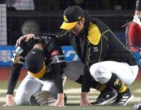 　延長１０回、安田にサヨナラ打を浴びうずくまる大津（左）と慰める斉藤コーチ＝１０月１６日