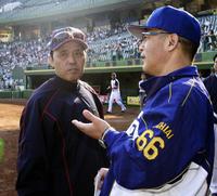 　メンバー表交換する中日・落合監督とオリックス・岡田監督（左）＝２０１０年６月２日