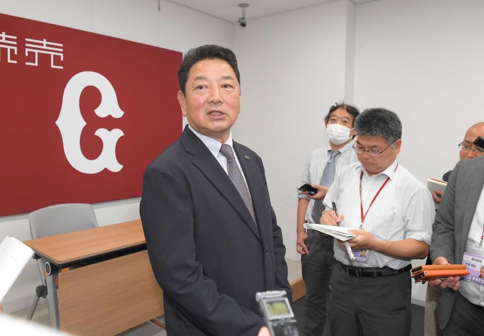 　「現時点で結論を出すには至っていない」と語る吉村編成本部長（撮影・佐藤厚）