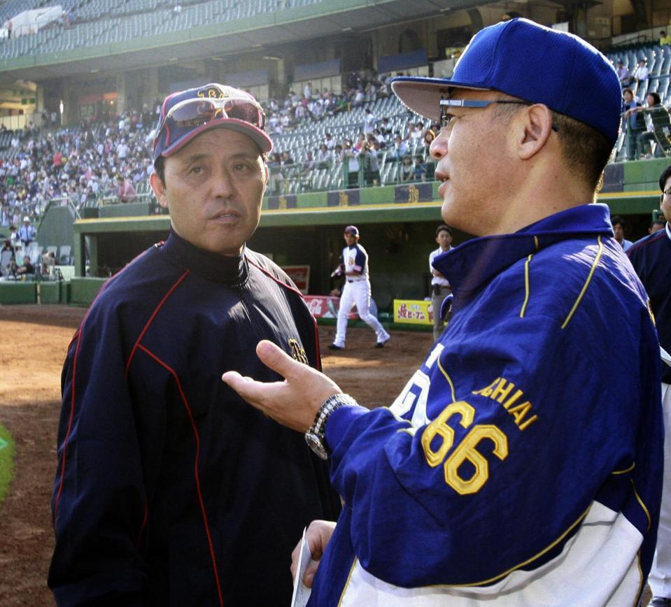 　メンバー表交換する中日・落合監督とオリックス・岡田監督（左）＝２０１０年６月２日