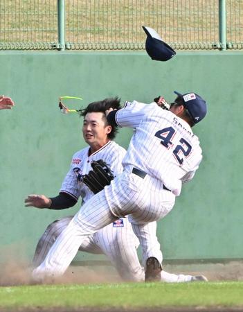 　８回、野村勇のファウルフライを追って衝突する沢井（手前）と長岡＝２４日