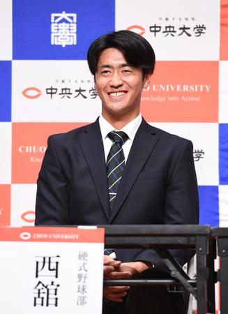 　会見で笑顔を見せる中大・西舘勇陽（撮影・園田高夫）