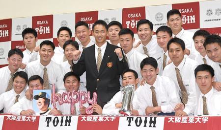 　ソフトバンクに１位され、仲間と記念写真に納まる（左から）大阪桐蔭・前田悠伍（中央）＝撮影・北村雅宏