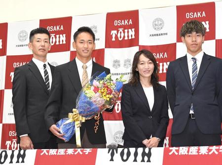 　ソフトバンクに１位指名され、家族と写真に納まる（左から）父・孝博さん、大阪桐蔭・前田悠伍、母・由香さん、兄・詠仁さん（撮影・北村雅宏）