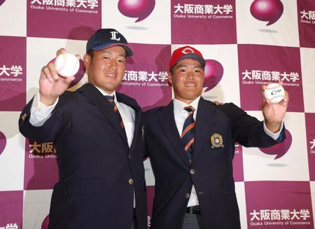 　ドラフト指名を受けポーズを決める西武２位・上田大河（左）と広島２位・高太一（撮影・坂部計介）