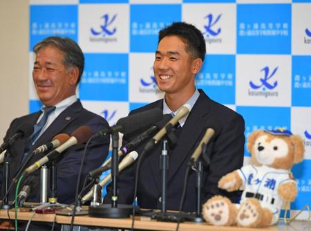 　千葉ロッテから３位で指名された笑顔をみせる霞ケ浦・木村優人（右）＝撮影・三好信也
