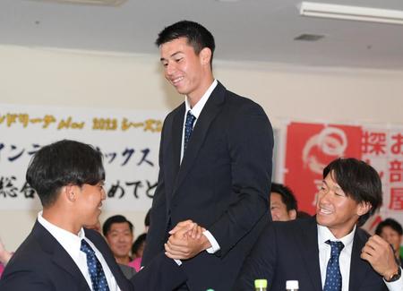 　西武育成１位指名を受けた徳島・シンクレア・ジョセフ・孝ノ助（中央）は西武５位指名の宮沢太成（左）と握手を交わす。右はＤｅＮＡ６位指名の井上絢登（撮影・中田匡峻）