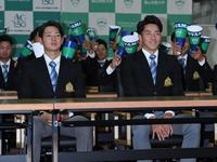 　ホッとした表情を見せる（左から）阪神１位の青学大・下村海翔、広島１位の常広羽也斗（撮影・佐々木彰尚）