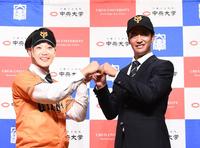 　阿部監督？とグータッチをする西舘勇陽（右）＝撮影・園田高夫