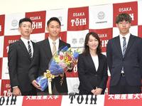 　ソフトバンクに１位指名され、家族と写真に納まる（左から）父・孝博さん、大阪桐蔭・前田悠伍、母・由香さん、兄・詠仁さん（撮影・北村雅宏）