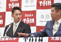 　ソフトバンクに１位指名され、西谷浩一監督（右）と話す大阪桐蔭・前田悠伍（撮影・北村雅宏）