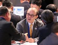 　青学大・下村の交渉権を獲得し、握手を交わす岡田監督（撮影・吉澤敬太）