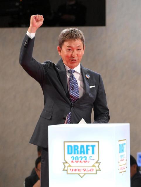 中日 立浪監督にハプニング 外れ1位で亜大・草加の交渉権獲得→壇上で