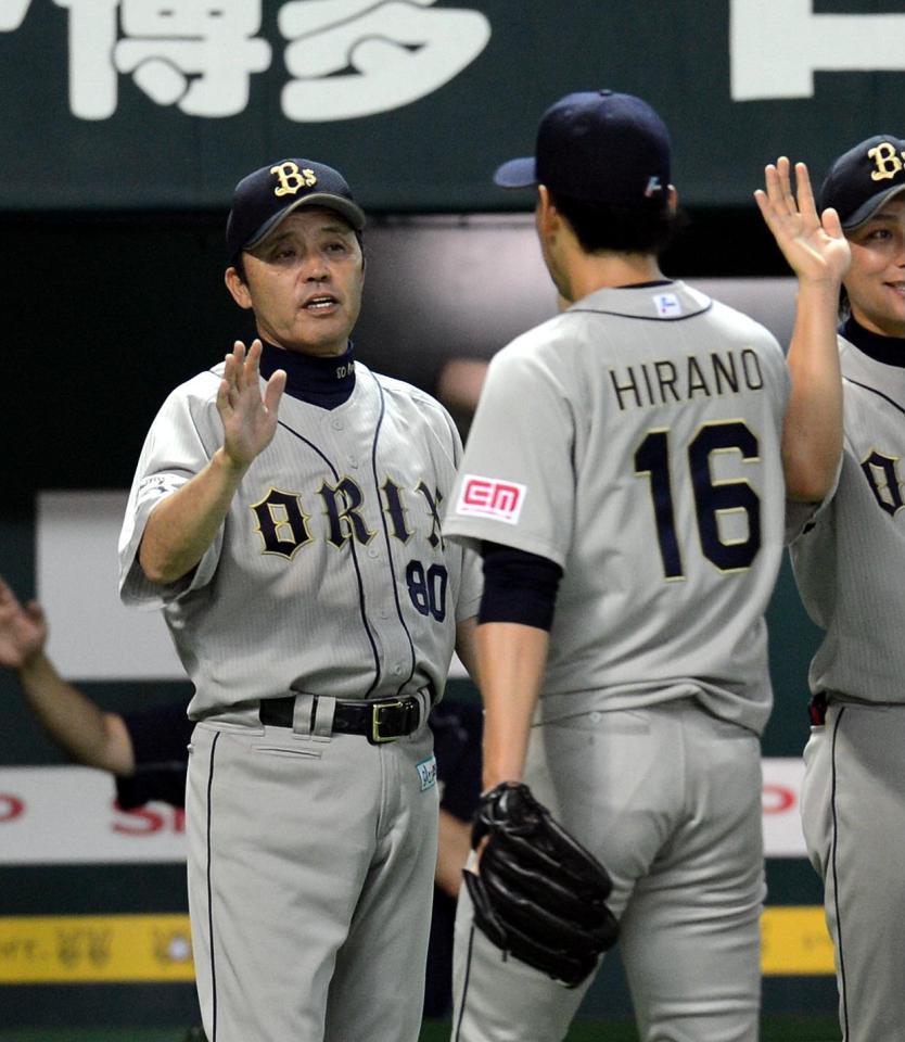 　平野（右）らナインを出迎える岡田監督＝１２年８月