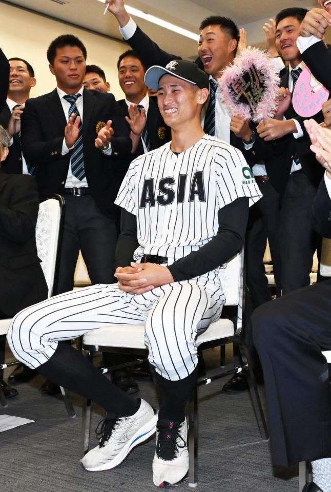 　中日から１位指名されチームメートに祝福される亜細亜大の草加勝（中央）