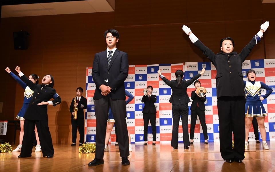 　応援団からエールを送られる西舘勇陽（中央）＝撮影・園田高夫