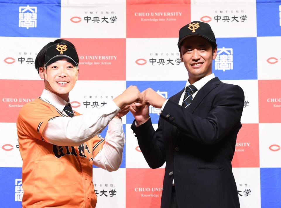 　阿部監督？とグータッチをする西舘勇陽（右）＝撮影・園田高夫