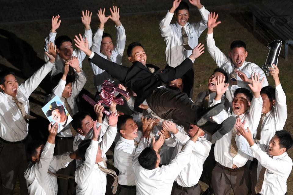 　ソフトバンクに１位指名され、仲間たちに胴上げされる大阪桐蔭・前田悠伍（中央）＝撮影・北村雅宏