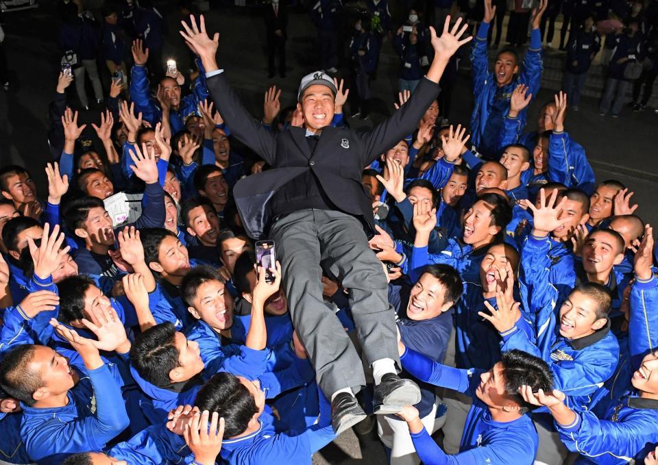 　ロッテから３位で指名されナインから胴上げで祝福される霞ケ浦・木村優人（撮影・三好信也）