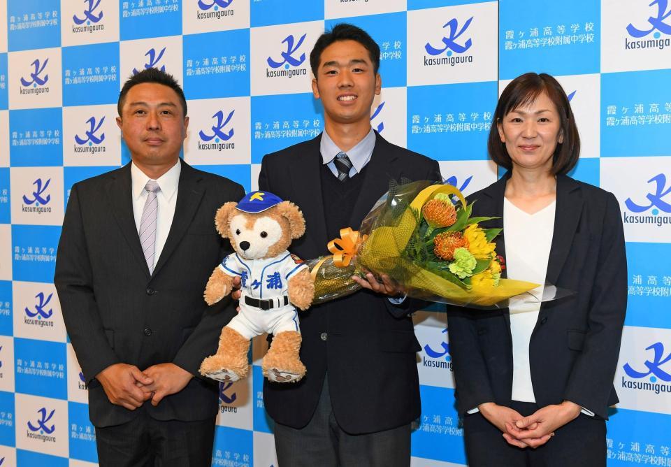 　ロッテ３位で指名され父・信彦さん（左）と母・葉子さんに祝福される霞ケ浦・木村優人（中）＝撮影・三好信也