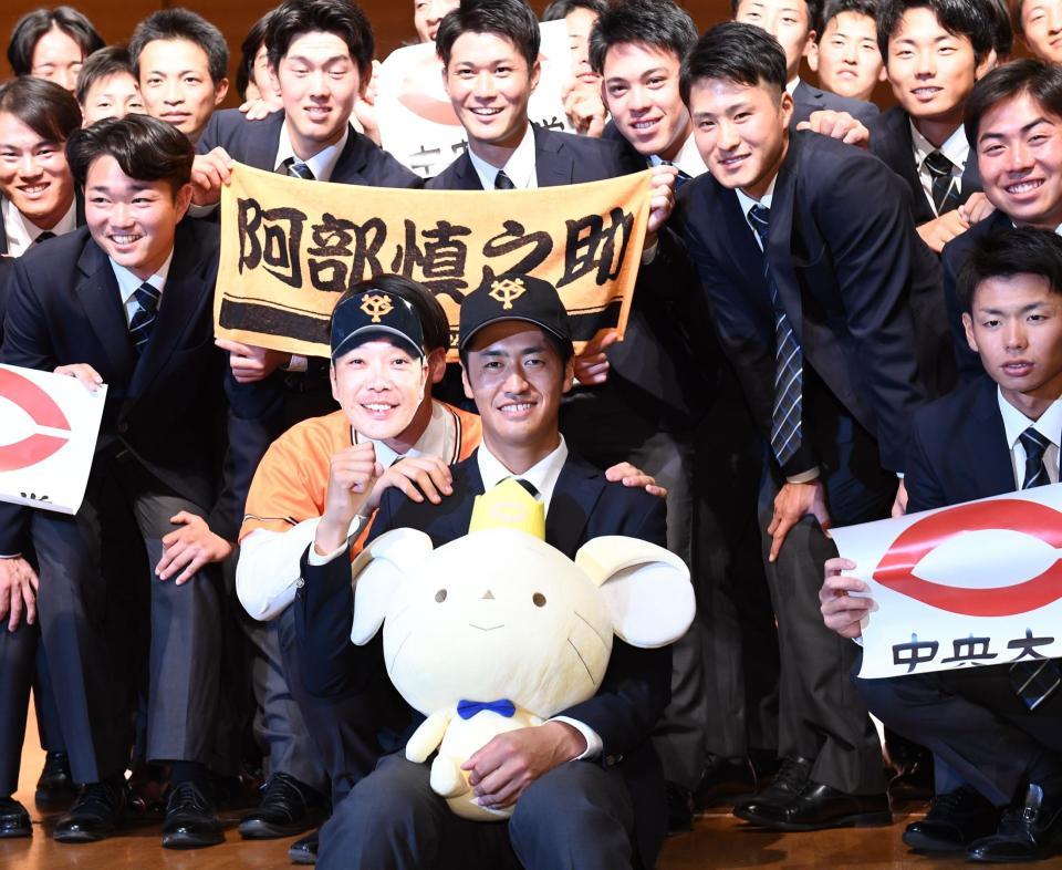 　同級生らに祝福される西舘勇陽（中央）＝撮影・園田高夫