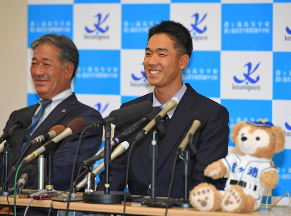 　千葉ロッテから３位で指名された笑顔をみせる霞ケ浦・木村優人（右）＝撮影・三好信也
