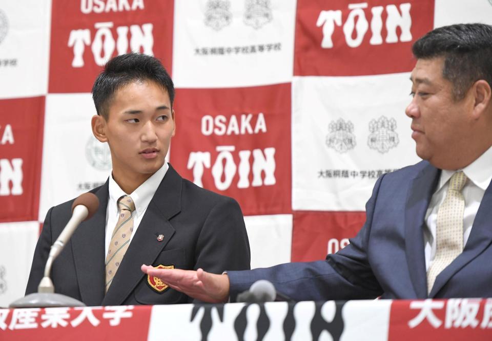 　ソフトバンクに１位指名され、西谷浩一監督（右）と話す大阪桐蔭・前田悠伍（撮影・北村雅宏）