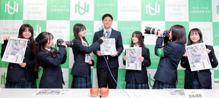 　オリックスから１位指名を受け、号外を発行した新聞委員会の生徒と笑顔を見せる上田西・横山