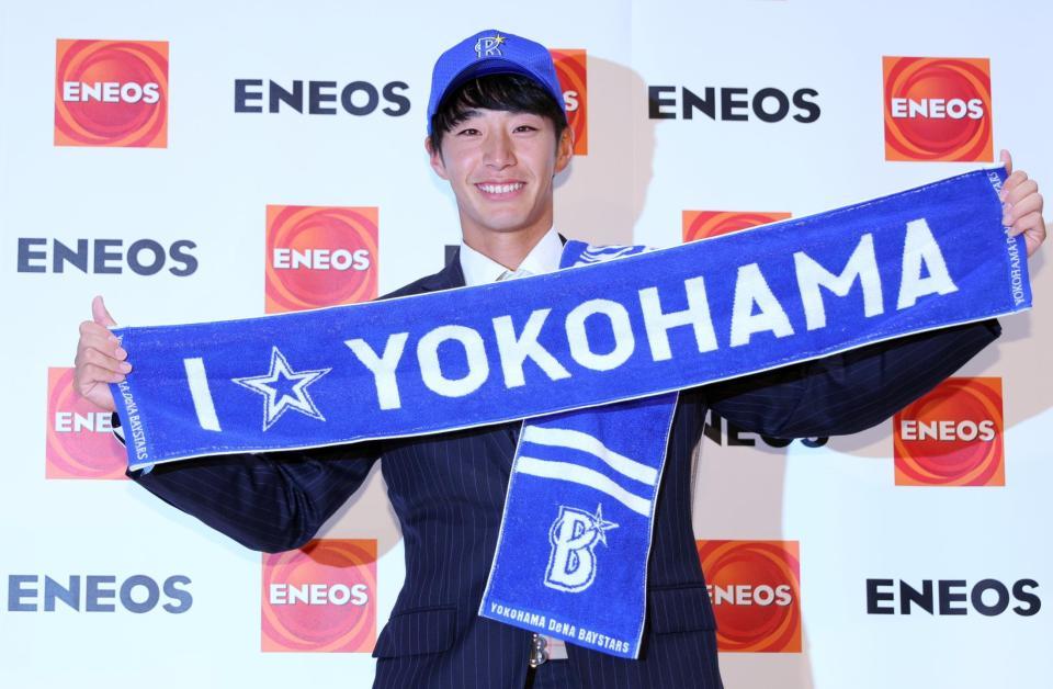 　ＤｅＮＡが１位指名で交渉権を獲得し、笑顔でポーズをとるＥＮＥＯＳの度会隆輝＝２６日