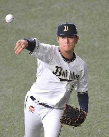 　キャッチボールする山本