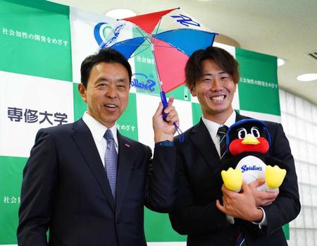 　指名あいさつを終え、笑顔で記念撮影する小川ＧＭ（左）とヤクルト１位の西舘（撮影・高石航平）