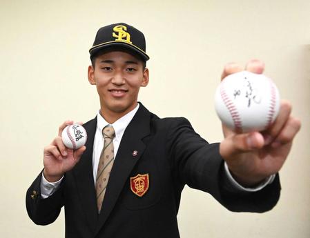 　小久保新監督と王会長のサインボールを手にポーズをとるソフトバンク・ドラ１前田