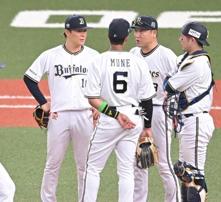 　６回、降板を告げられ、中嶋監督（右から２人目）に声をかけられる山本（左端）＝撮影・高部洋祐