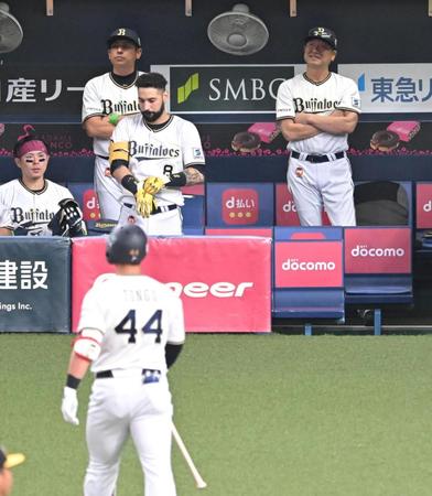 　５回、頓宮（４４）が三振に倒れ、苦笑いの中嶋監督（右）＝撮影・高部洋祐