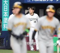 　６回の守備が終わり、ベンチを出る山本（中央）＝撮影・中田匡峻