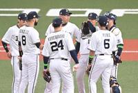 　５回、阪神打線に打ち込まれ、マウンドに集まるオリックスナイン（撮影・高部洋祐）