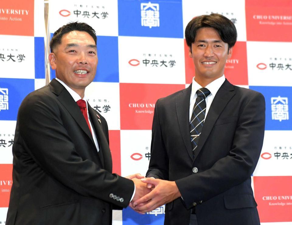 　阿部監督（左）と笑顔で握手する巨人１位・西舘（撮影・佐藤厚）