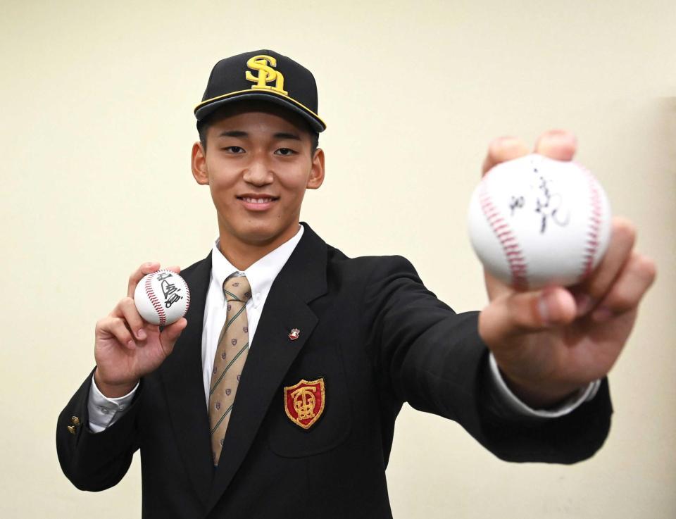 　小久保新監督と王会長のサインボールを手にポーズをとるソフトバンク・ドラ１前田