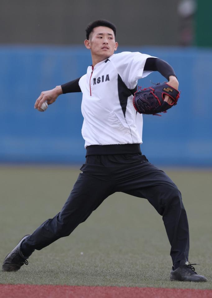 　キャッチボールする亜大・草加