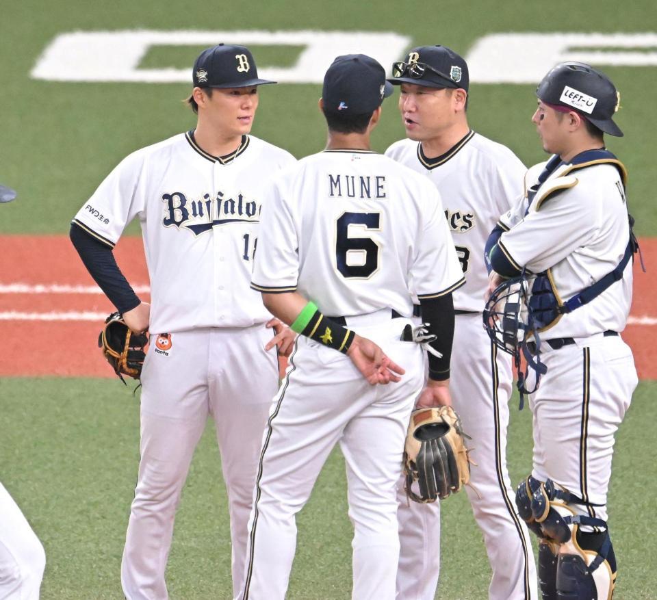 　６回、降板を告げられ、中嶋監督（右から２人目）に声をかけられる山本（左端）＝撮影・高部洋祐