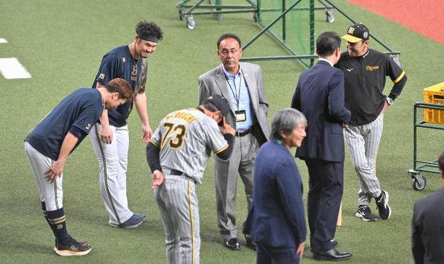 オリックス Ｔ－岡田が阪神・岡田監督の前で直立不動 かつての師弟関係