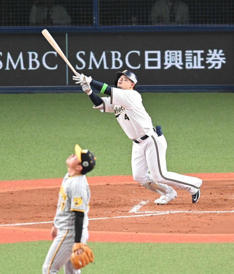 　５回、右翼に大飛球を放つ森。グラウンドルールにより二塁打に（撮影・金田祐二）