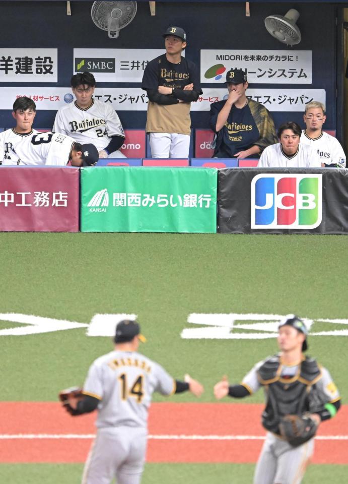 　勝利を喜ぶ阪神バッテリー（手前）とベンチで厳しい表情を見せる山本（中央）＝２８日