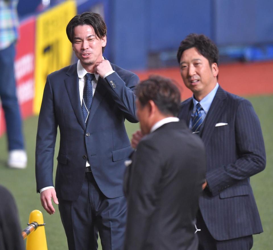 　藤川球児氏（右）と談笑するツインズ・前田健太（撮影・西岡正）