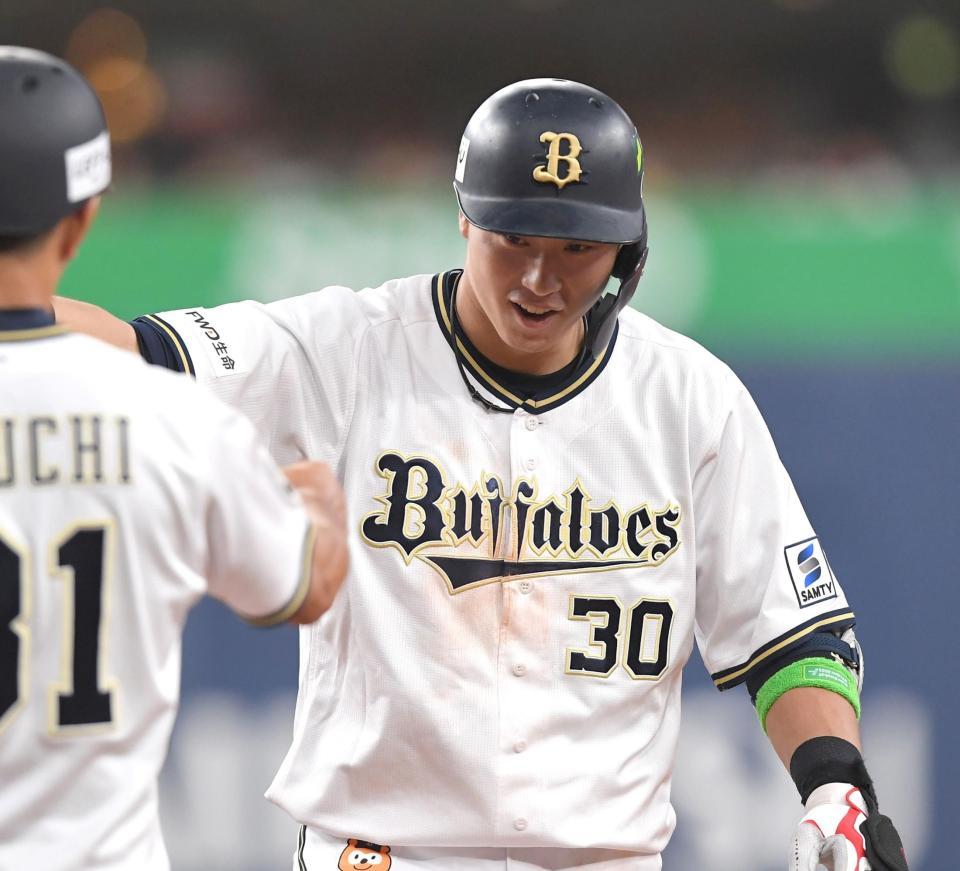 ４回、適時打を放ち、喜ぶ広岡（撮影・北村雅宏）